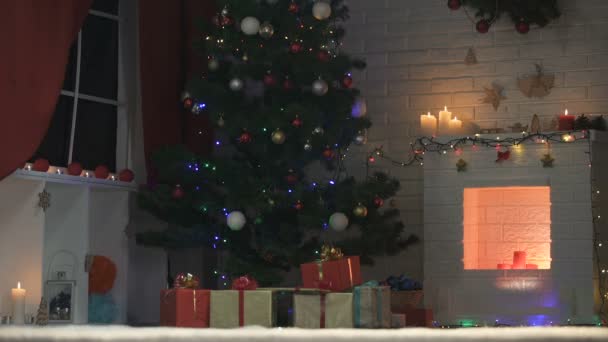 Vackert Dekorerad Julgran Mousserande Med Ljus Holiday Preparat — Stockvideo