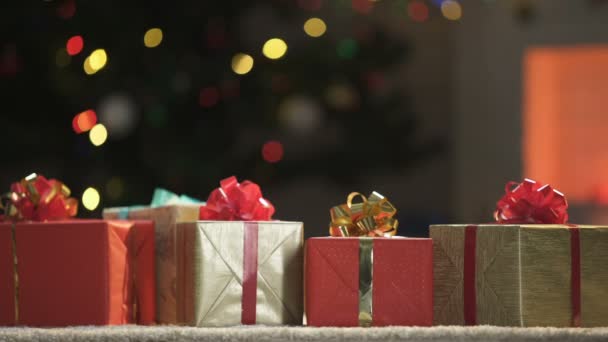 Muchos Regalos Bellamente Decorados Cerca Del Árbol Navidad Que Brilla — Vídeo de stock
