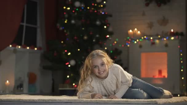 Menina Agradável Deitado Chão Sob Brilhantes Decorações Mas Sorrindo Divertindo — Vídeo de Stock