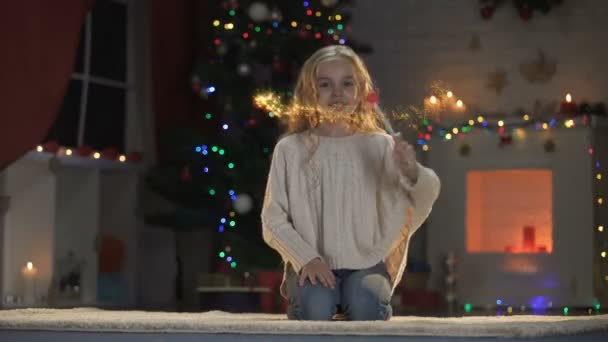 Menina Brincando Com Varinha Mágica Véspera Natal Decorações Espumantes — Vídeo de Stock