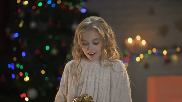 Дівчина Обіймає Весняну Подарункову Коробку Довгоочікуваний Різдвяний Подарунок Мрії Збуваються — стокове відео