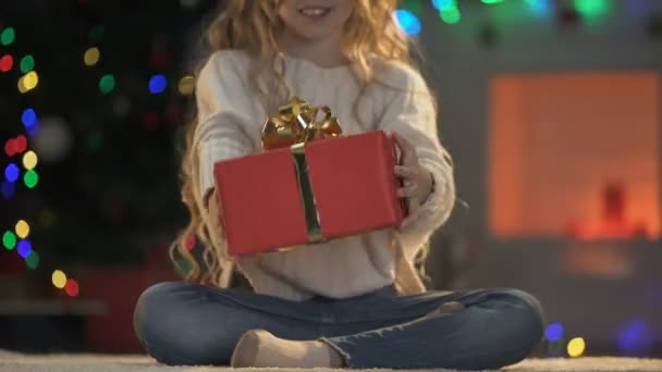 Bambina Tenendo Fuori Mas Regalo Alla Macchina Fotografica Decorazioni Vacanza — Video Stock