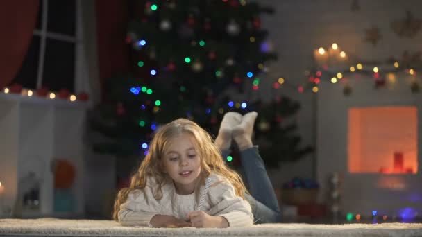 Petite Fille Écrivant Une Lettre Père Noël Couché Sur Sol — Video