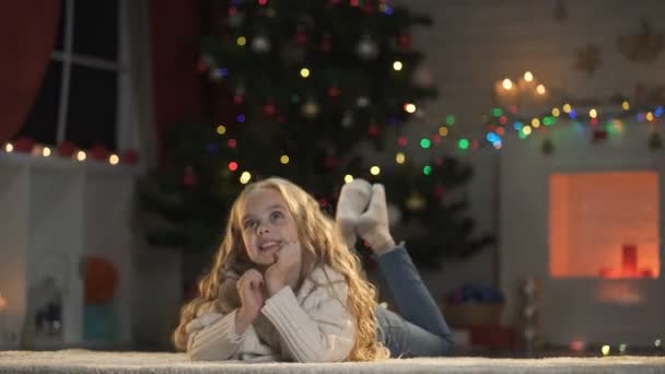 Fille Blonde Couchée Sur Sol Pensant Célébration Noël Attendant Des — Video