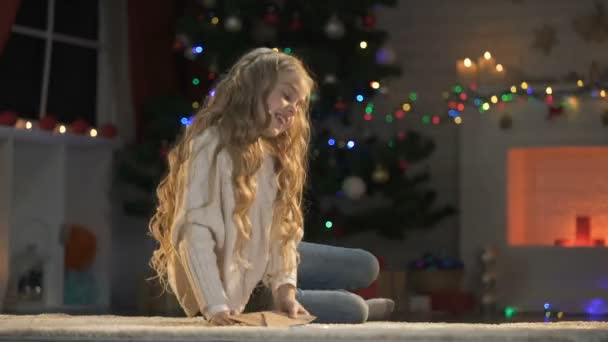 Милая Девушка Обнимает Конверт Мечтает Рождественских Подарках Верит Чудо — стоковое видео