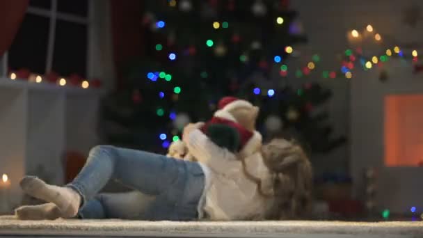 Entzückendes Mädchen Spielt Mit Teddybär Unter Glühendem Weihnachtsbaum Feiertag — Stockvideo