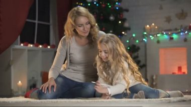 Sevimli kız Anne, X-mas ağaç ve pırıl pırıl ışıkları ile Noel Baba'yı mektup yazma
