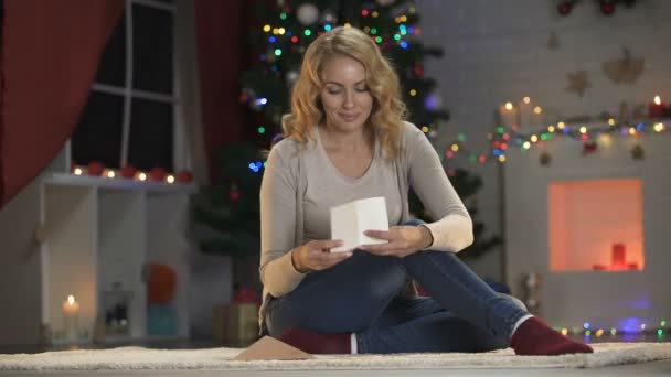 Frau Steckt Weihnachtswunschzettel Umschlag Und Träumt Von Weihnachtsgeschenken — Stockvideo