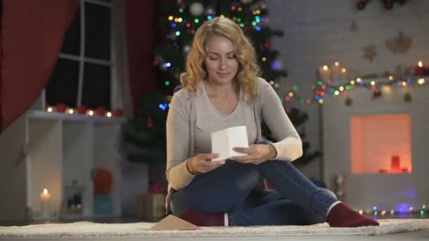 Mujer Poniendo Lista Deseos Mas Sobre Soñando Con Regalos Vacaciones — Vídeo de stock