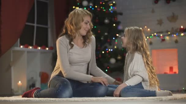 Hermosa Dama Besando Abrazando Hija Esperando Celebración Víspera Navidad — Vídeos de Stock