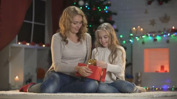 Mère Fille Gaufrage Cadeau Noël Pour Papa Câlins Préparations — Video