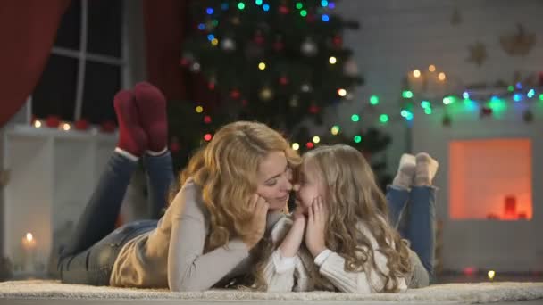 Νεαρή Γυναίκα Και Nuzzling Κάτω Από Χριστουγεννιάτικο Δέντρο Κορίτσι Χαμογελά — Αρχείο Βίντεο