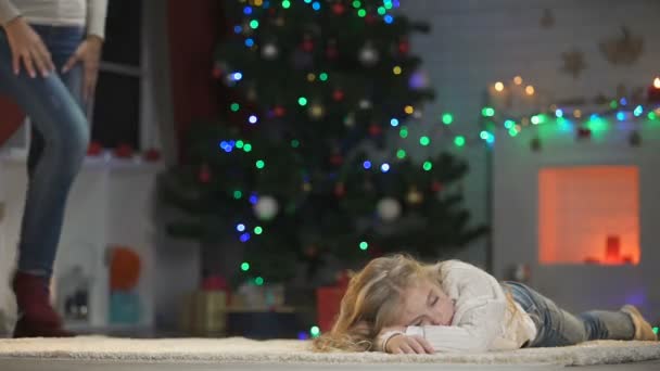 Menina Dormindo Sob Árvore Natal Mamãe Vindo Abraçando Infância — Vídeo de Stock