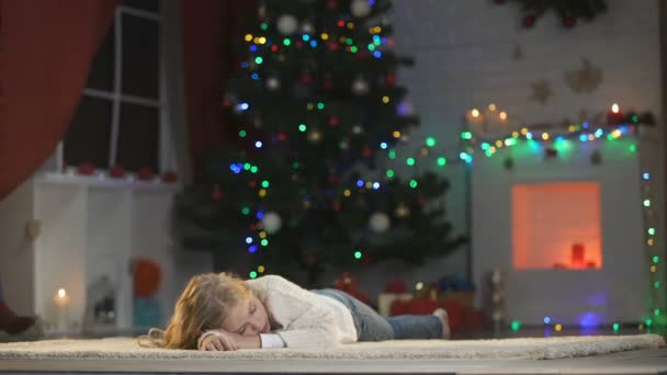 Schattig Meisje Slaap Onder Mas Tree Gevallen Van Gelukkige Ouders — Stockvideo