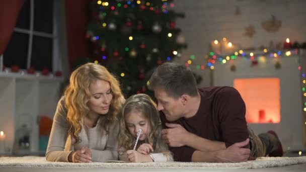 Glücklich Lächelnde Familie Komponiert Brief Den Weihnachtsmann Glaube Das Weihnachtsmärchen — Stockvideo