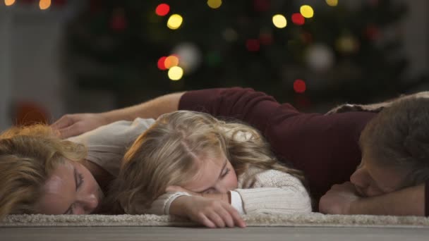 Família Adormeceu Sob Árvore Natal Esperando Papai Noel Crença Magia — Vídeo de Stock
