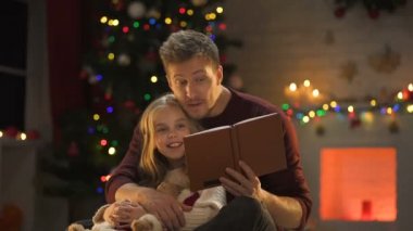 Yakışıklı erkek okuma kitabı çok güzel kadın çocuğun yanına köpüklü X-mas ağaç için