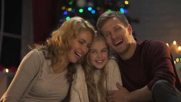 Ung Familj Kramas Skrattar Och Tittar Till Kameran Christmas Lights — Stockvideo