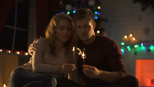 Mladý Pár Lásce Světly Bengálsko Přitulená Poblíž Šumivé Vánoční Strom — Stock video