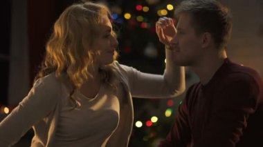 Kocası Noel hediyesi olarak güzel bakmakta kadından oda dekore edilmiştir.