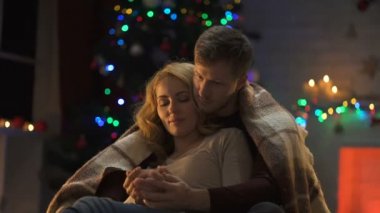 İhale çift bayanlar eller çukurluğu ve onu öpmeye adam X-Mas birlikte, harcama