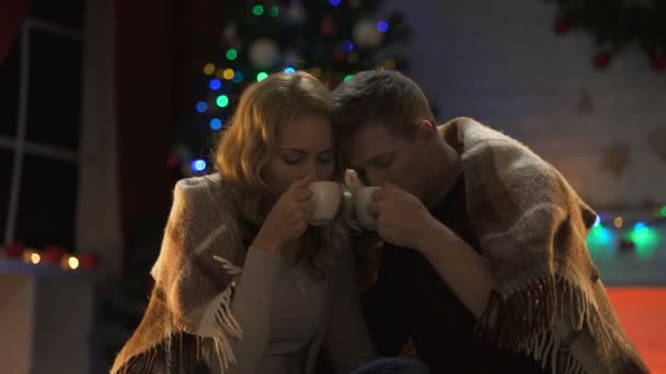 Süße Mann Und Frau Trinken Heißen Kakao Unter Kuscheligen Kariert — Stockvideo