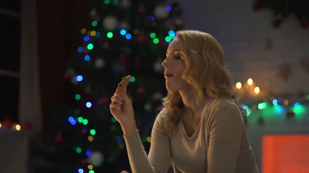 Lady Comiendo Galleta Cerca Del Brillante Árbol Mas Cubierta Masculina — Vídeos de Stock