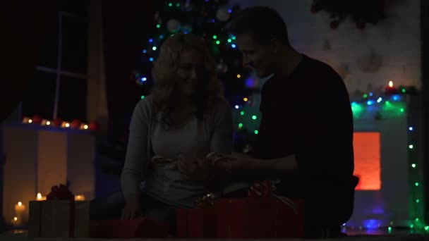 Pais Capturados Embalar Presentes Natal Sob Árvore Natal Decepção — Vídeo de Stock