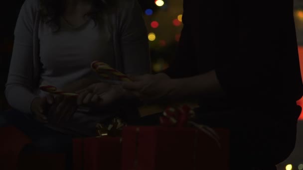 Муж Жена Внезапно Попались Искривлении Рождественских Конфет Сверкающим Деревом — стоковое видео