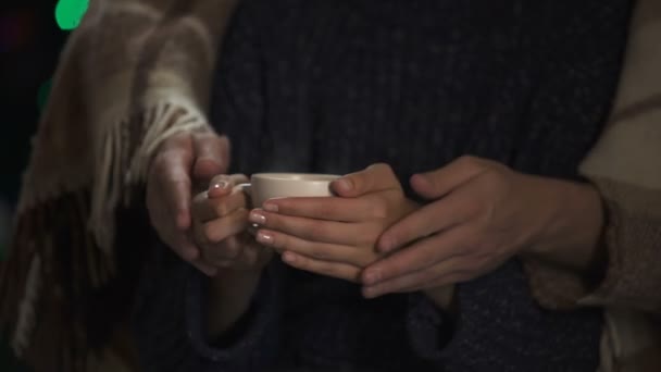 Homem Mãos Ternamente Cupping Senhora Segurando Café Luzes Brilhando Fundo — Vídeo de Stock