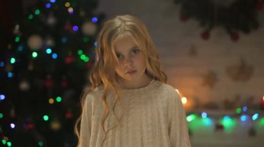 Şirin yalnız erkek el, yetimhane, X-mas sadaka uzatarak yardım talebinde
