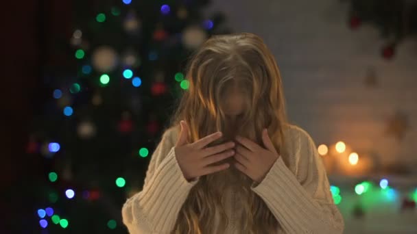 Triste Menina Abandonada Olhando Para Câmera Esperando Nova Família Orfanato — Vídeo de Stock