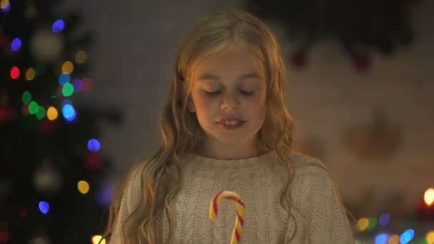 Chica Comiendo Dulces Sabrosos Dulces Navidad Soñando Con Regalos Celebración — Vídeos de Stock