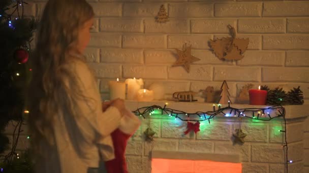 Menina Loira Cabelos Compridos Pendurado Meia Lareira Esperando Milagre Natal — Vídeo de Stock