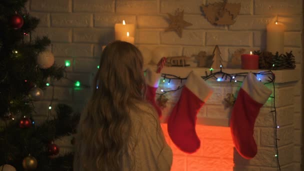 Dívka Schovává Cukroví Ponožkách Krásně Zdobené Krb Vánoční Tradice — Stock video