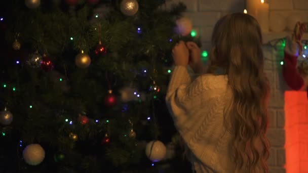 Linda Chica Decorando Árbol Navidad Preparándose Para Víspera Vacaciones Tradiciones — Vídeos de Stock