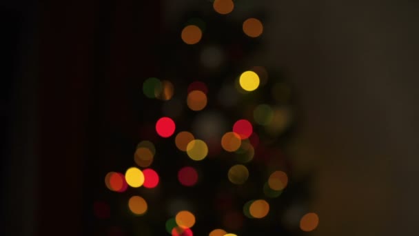 ライト暗い部屋でクリスマス ツリーにきらめく休日の装飾 ぼやけています — ストック動画