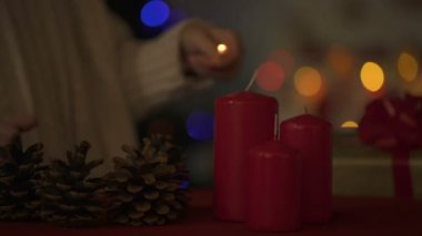 Kız aydınlatma mum Noel arifesinde, güzel tatil dekorasyon, sihir
