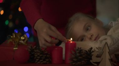Küçük kızı mucize inancı nasıl anne Noel ışık mumlar, seyir
