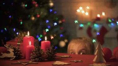 Kız için Noel kutlama, festival atmosferi dekore tablosu öğrenin