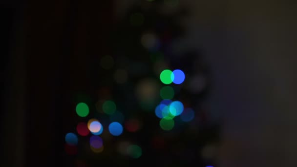 異なる色の光輝くクリスマス ツリー 待っている休日 — ストック動画