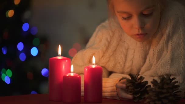 Bedårande Flicka Som Leker Med Kotte Nära Brinnande Stearinljus Jul — Stockvideo