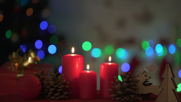 Velas Ardiendo Cerca Decoraciones Navideñas Madera Luces Brillantes Fondo — Vídeo de stock