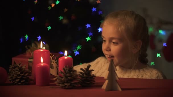 Schattig Meisje Spelen Met Houten Kerstversiering Buurt Van Het Branden — Stockvideo