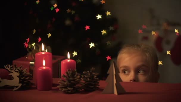 Schattig Meisje Spelen Met Houten Engel Twinkling Christmas Tree Verbeelding — Stockvideo