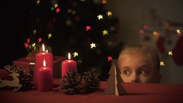 Adorable Chica Jugando Con Ángel Madera Árbol Navidad Centelleo Imaginación — Vídeo de stock