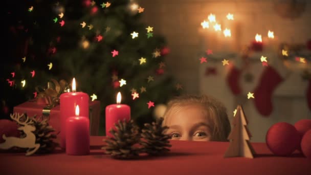 Feliz Chica Sonriente Jugando Cerca Del Brillante Árbol Navidad Decoración — Vídeos de Stock