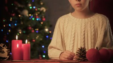 Sevgi dolu anne Noel tatil eve bekleyen sürpriz kız için hediyesi vermek