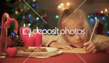 Mektubu Noel Baba'yı masaya sevimli kız Noel için istek listesi dekore edilmiştir.