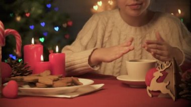 Kokulu ve sıcak kakao, Noel dekor ve çerezleri içme sevimli kız